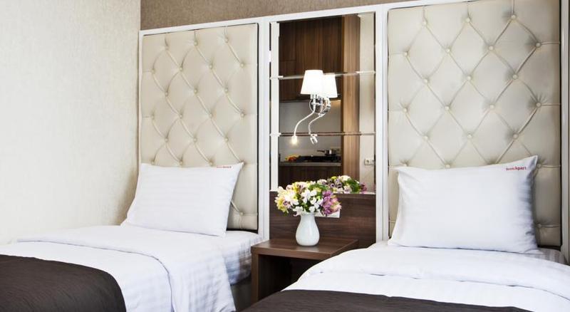 Bonapart Hotel By Uhm Kiev Bagian luar foto