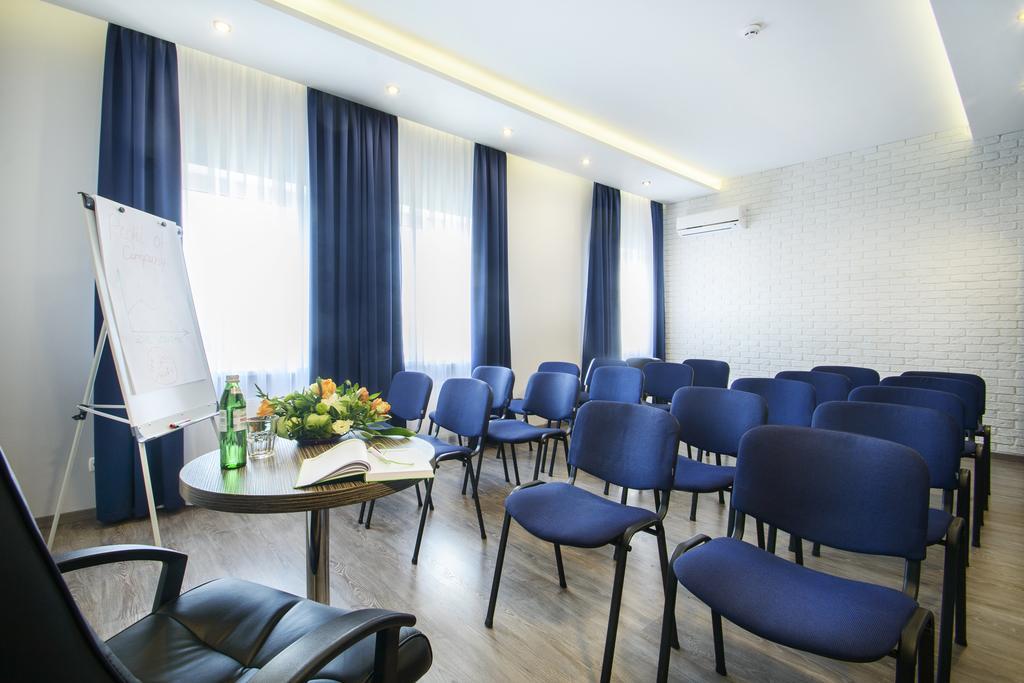 Bonapart Hotel By Uhm Kiev Bagian luar foto