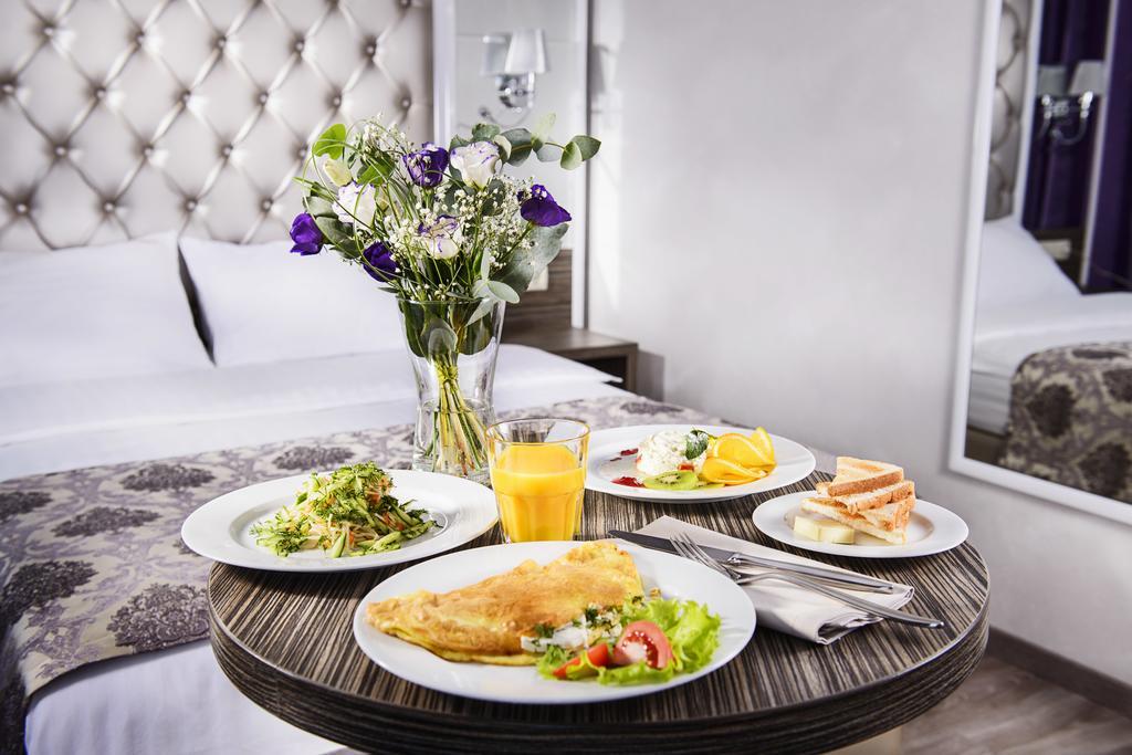 Bonapart Hotel By Uhm Kiev Bagian luar foto