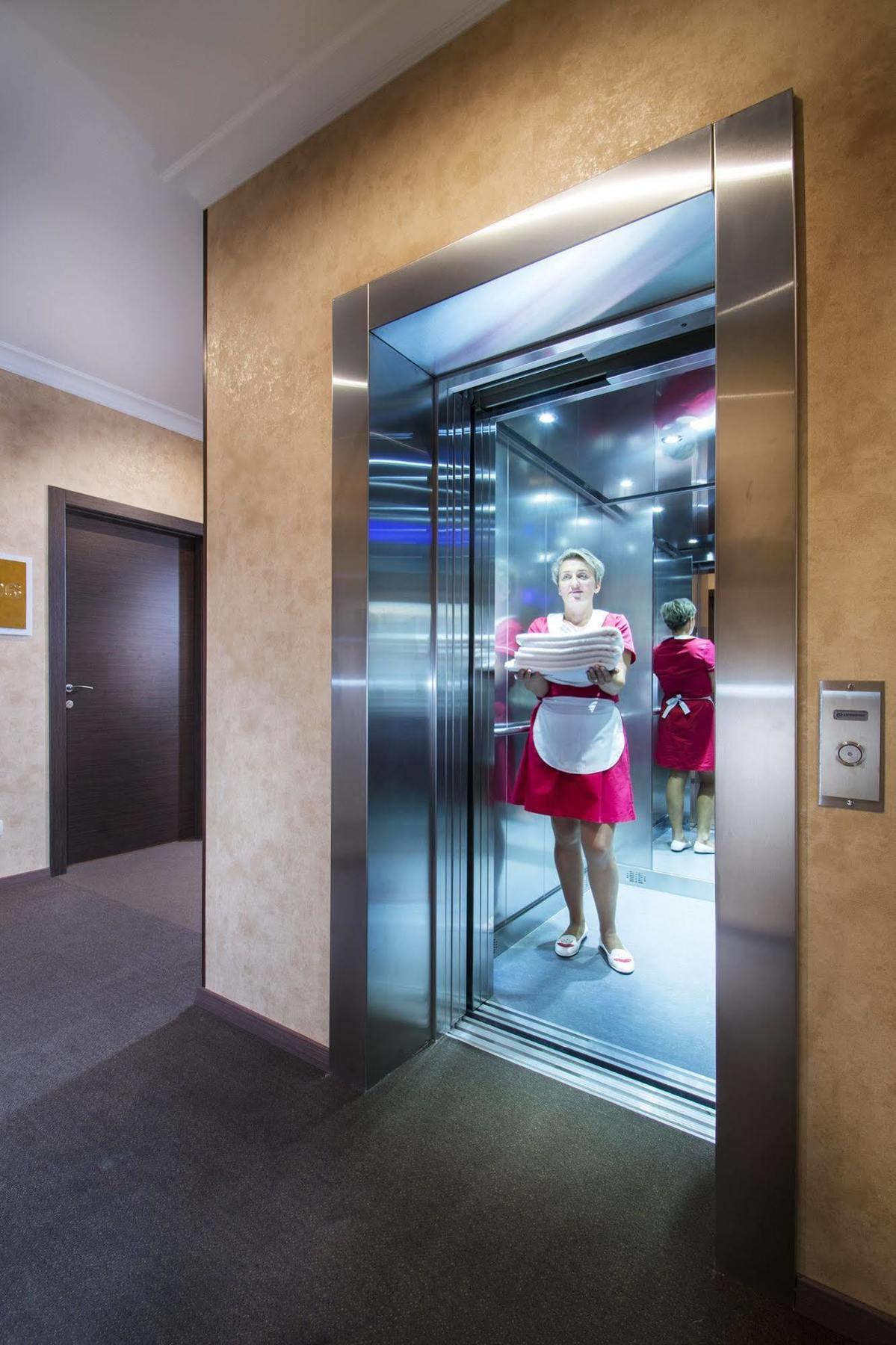 Bonapart Hotel By Uhm Kiev Bagian luar foto