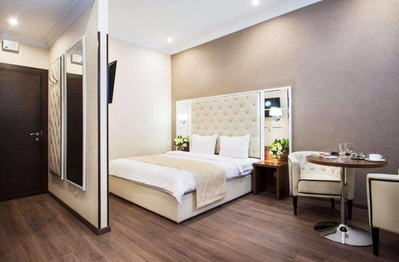Bonapart Hotel By Uhm Kiev Bagian luar foto