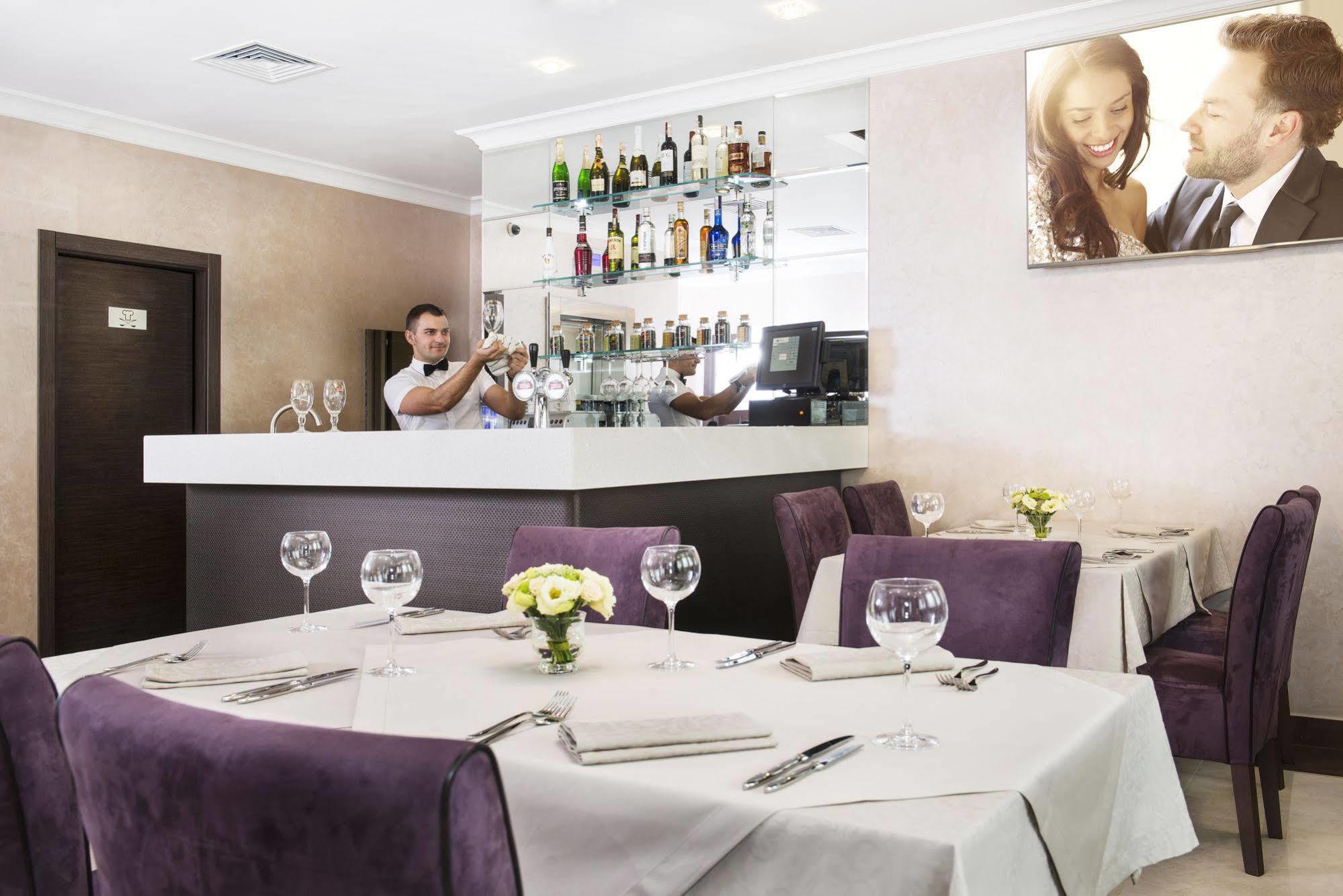 Bonapart Hotel By Uhm Kiev Bagian luar foto