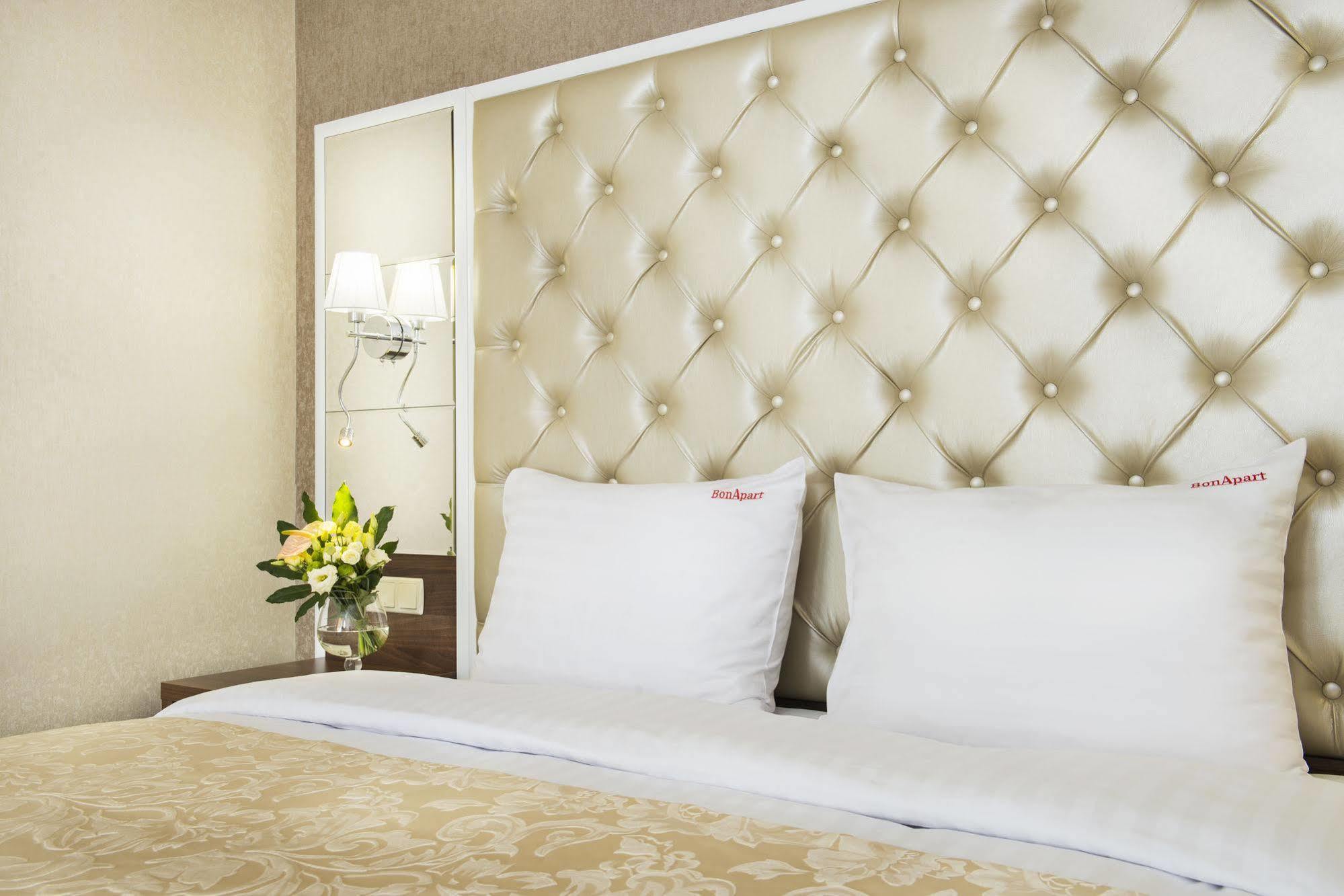 Bonapart Hotel By Uhm Kiev Bagian luar foto
