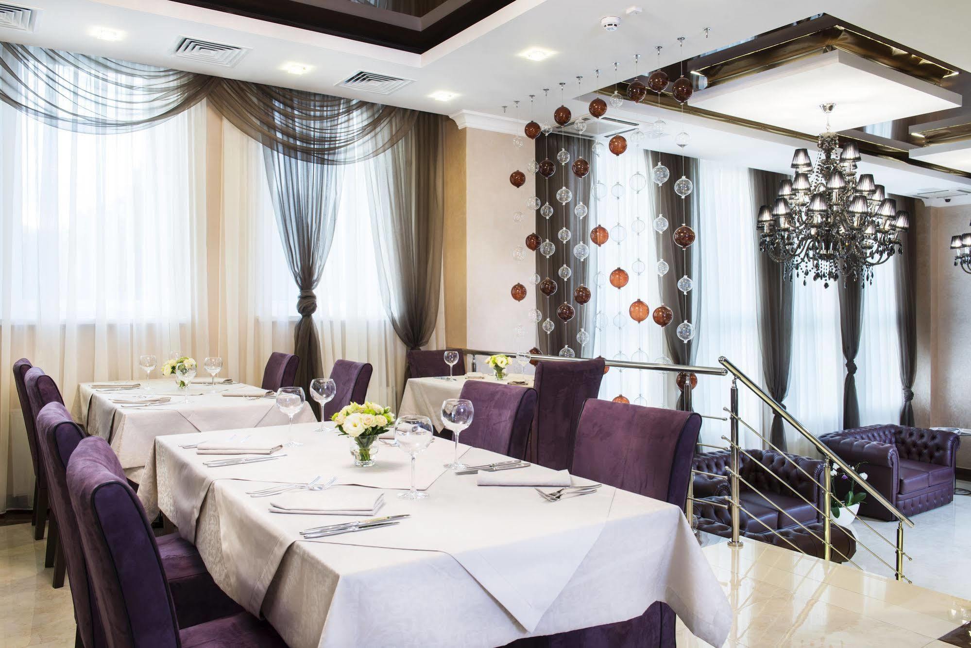 Bonapart Hotel By Uhm Kiev Bagian luar foto