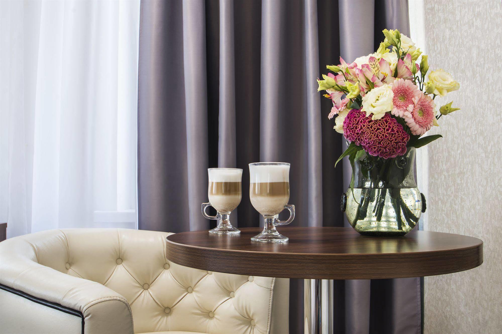 Bonapart Hotel By Uhm Kiev Bagian luar foto