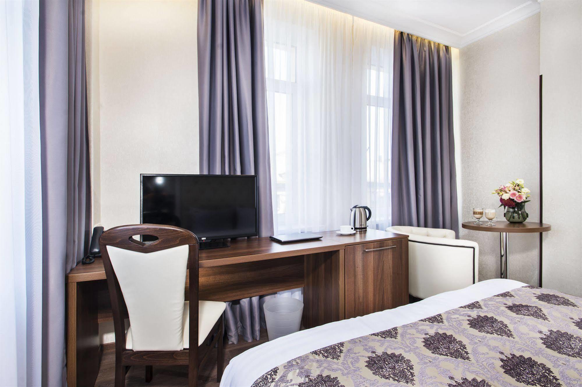 Bonapart Hotel By Uhm Kiev Bagian luar foto