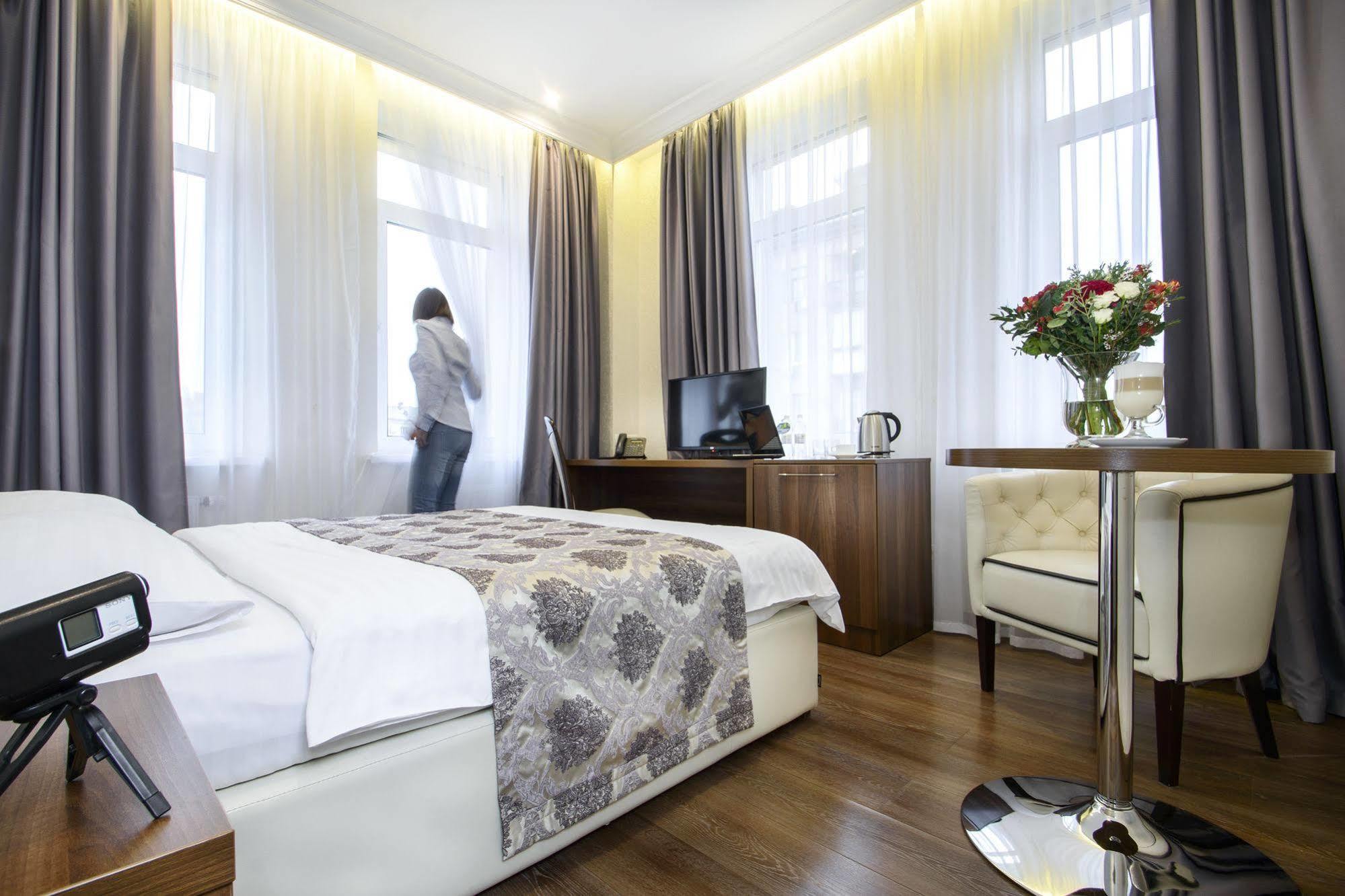 Bonapart Hotel By Uhm Kiev Bagian luar foto