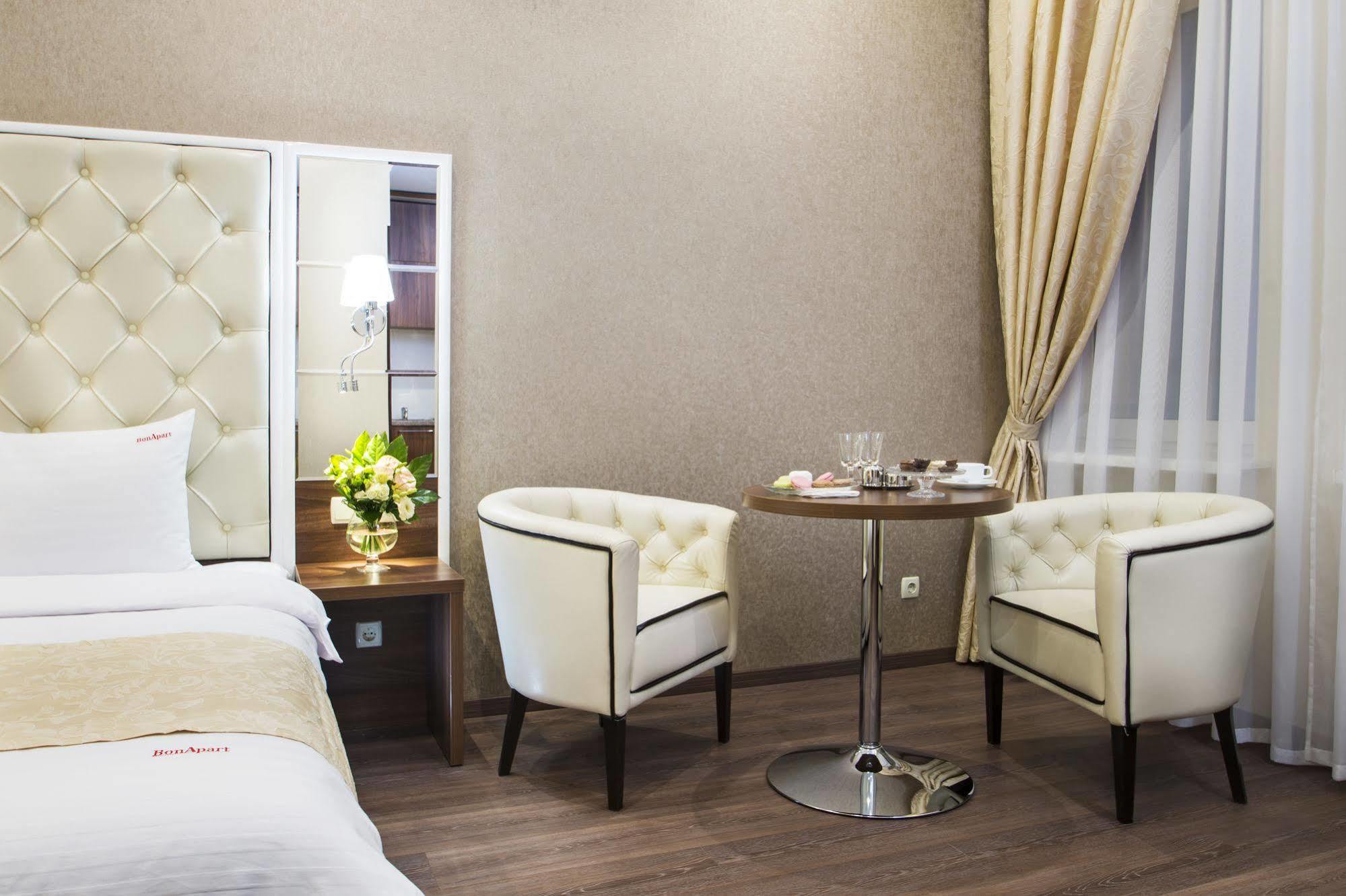 Bonapart Hotel By Uhm Kiev Bagian luar foto