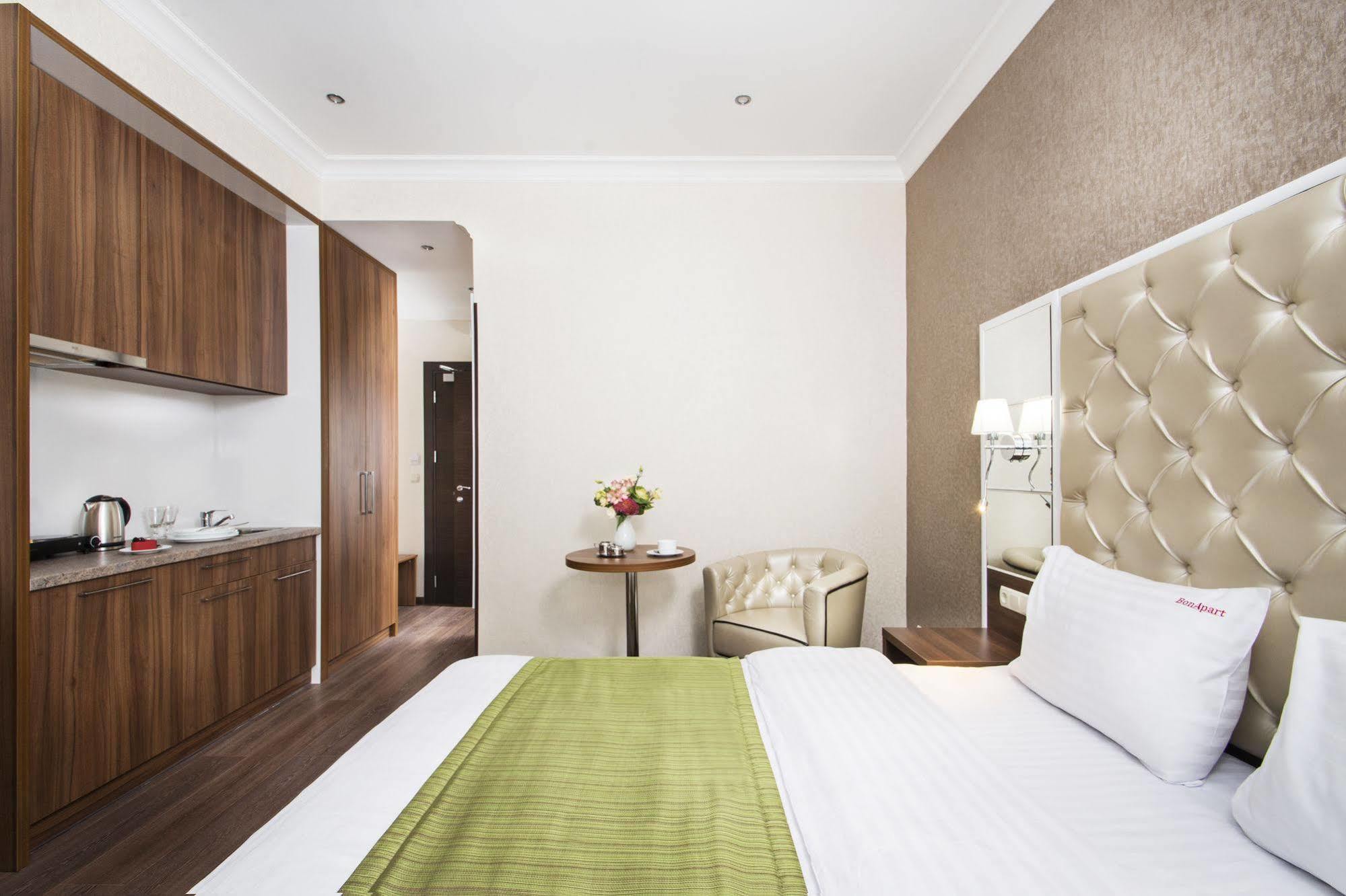 Bonapart Hotel By Uhm Kiev Bagian luar foto