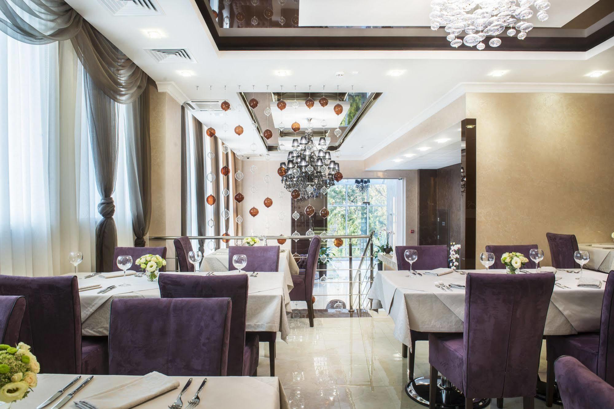Bonapart Hotel By Uhm Kiev Bagian luar foto